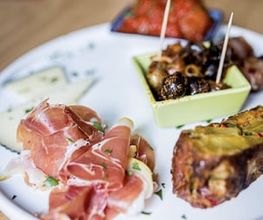 Gemischter Tapas-Teller mit verschiedenen spanischen Kleinigkeiten.