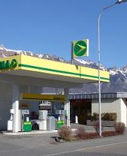 AGROLA Tankstelle in Sennwald mit LAVEBA Shop; Tankstelle ist rechts gelegen - Totem mit Preisschild-Anzeigen rechts mit LAVEBA Shop