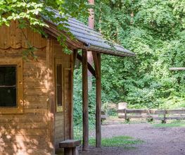 Die Schutzhütte - im Hintergrund ist Andachtsplatz 1 zu sehen.