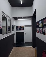 TA WingTsun Langenhagen - Moderner Flur im Trainingszentrum mit klarer Raumaufteilung, hellen Wänden, schwarzem Design und professioneller Innenarchitektur einer Selbstverteidigungsschule.