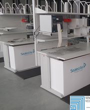 Treston concept inpaktafels zijn uitermate geschikt voor webshops die efficiënt en ergonomisch willen inpakken. Kies uit ons assortiment inhaakbare accessoires om de ideale paktafel voor uw situatie te creëren. Veranderd de functie naderhand, dan is de tafel eenvoudig aan te passen naar de nieuwe situatie. Deze productlijn is al jarenlang de meest verkochte inpaktafel in het assortiment. De concept werktafel is verkrijgbaar in diverse afmetingen en 3 verstelmogelijkheden. 

Benieuwd naar de mogelijkheden van onze concept paktafels? Sinds 1963 is Sovella Nederland BV specialist in de producten van Treston, ons ervaren team is u graag van dienst. Voorheen werd dit merk verkocht onder de naam Sovella en GWS.