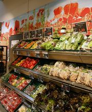 OBST- UND GEMÜSEABTEILUNG
Du als unser Kunde und die Frische unserer Lebensmittel liegen uns gleichermaßen am Herzen. Wir können dir guten Gewissens garantieren, dass wir stets die besten verfügbaren Produkte für dich bereithalten. EDEKA, unser Hauptlieferant, beliefert uns täglich mit frischer Ware. Das Obst und Gemüse, welches wir von unseren regionalen Lieferanten beziehen, präsentiert sich dir in bester Qualität, da dieses keine langen Transportwege hinter sich hat. So beliefert uns zum Beispiel der Biohof Berner aus Einbeck mit Hokkaido Kürbissen und Kartoffeln. Letztere erhalten wir außerdem noch von Kartoffel Koch aus Dankelsheim. Über den Obsthof Gestorf in Springe beziehen wir die Erzeugnisse mehrerer kleinerer Bauernhöfe aus der Region.
