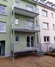 Stapelbalkon über 3 Etagen mit Geländer GE3 Stabfüllung