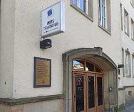 Außenansicht vom Schulgebäude mit Eingangstür.