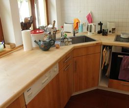 Küche mit Ahorn-Arbeitsplatte ...