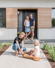 Eine Sanierung bietet viele Vorzüge: Alte Häuser erstrahlen im neuen Glanz, der Wohnkomfort steigt und vor allem spart ihr euch unnötige Heizkosten! Der Vorher-Nachher-Vergleich beweist: Es lohnt sich.
#internorm #fenster #haustüren #türen