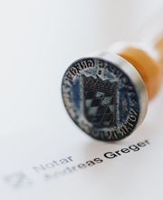 Notar Andreas Greger für Immobilienrecht privat & gewerblich, Gesellschaftsrecht, Unternehmensrecht, Erbrecht, Nachfolgeregelungen, lebzeitige Übergänge, Familienrecht, Vorsorgevollmacht und sonstige notarielle Dienste wie Unterschrifts-
beglaubigungen
Abschriftsbeglaubigungen
Vereinsregister-
anmeldungen
Schuldanerkenntnis
Eidesstattliche Versicherungen für Behörden
Schlichtungsstelle nach Bayerischem Schlichtungsgesetz