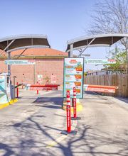 Suds Deluxe Car Wash image 4