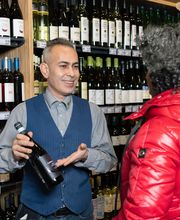 Weine und Spirituosen
Bei uns erhalten Sie eine große Auswahl an nationalen sowie auch internationalen Weinen.

Des Weiteren arbeiten wir mit regionalen Bier-Lieferanten – wie Müllerbräu – zusammen, um für unsere Kunden ein umfassendes und nicht alltägliches Angebot in allen Preiskategorien zu schaffen.