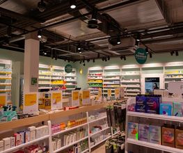 interieur-de-la-pharmacie-sun-store-chene-bourg-ceva
