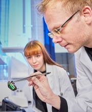 Foto und Filmproduktion Laila Tkotz Nahaufnahme eines Forschers mit Pinzette und Insekt in Laborumgebung