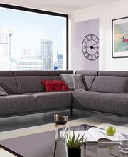 Das magicSOFA Moon begeistert mit seiner modernen Formensprache und flexiblen Anpassungsmöglichkeiten. Die höhenverstellbare Kopfteilverstellung ermöglicht Ihnen, jederzeit die richtige Haltung zu finden, während die Wahl zwischen Komfort- und Softsit