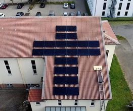 16 Photovoltaikanlage auf langem Ziegeldach.jpg