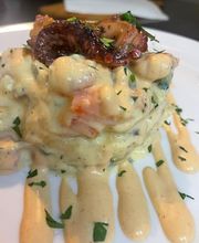 Cremiger Meeresfrüchte-Tapa mit Oktopus-Garnitur.