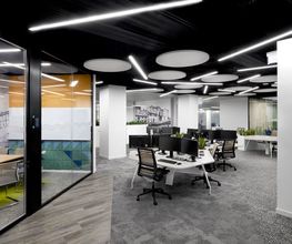 Area open space, con spazi progettati per favorire la collaborazione, il benessere delle persone e l'efficienza tecnologica.