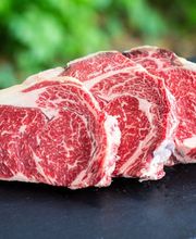 Im Online-Shop der Metzgerei Gränitz erwartet Sie erstklassiges Entrecote Steak – zart, saftig und vollmundig im Geschmack. Dieser Premium-Cut aus dem vorderen Rücken des Rinds überzeugt durch seine feine Marmorierung und sein intensives Aroma. Perfekt gereift und von Hand zugeschnitten, ist das Entrecote ideal zum Braten, Grillen oder Smoken. Wer ein hochwertiges Entrecote Steak kaufen möchte, erhält bei der Metzgerei Gränitz echte Metzgerqualität: frisch, vakuumverpackt und mit viel Leidenschaft hergestellt.