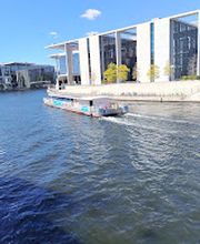 FLAGSHIP.BERLIN auf der Spree vor dem Marie-Elisabeth-Lüders-Haus.