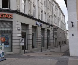 Eingangsbereich in einer Seitenstraße einer Fußgängerzone.