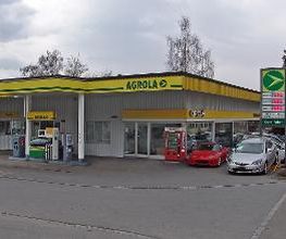 AGROLA Tankstelle in Bischofszell bei Opel Garage. Rotes Auto bei Parkplatz und roter Selecta Automat.