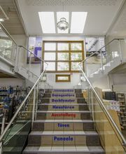 Treppenaufgang zur Ausstellung Türen, Bauelemente und Bodengestaltung.