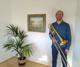 Das Bass-Flügelhorn wird in aufrechter Position in einem hellen Innenraum präsentiert.