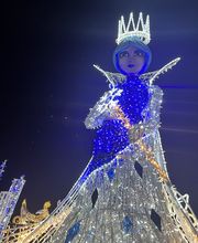 Jedes Jahr in der Winterzeit kommt „Ella – Die Schneekönigin“ und ihr wunderschönes Gewand aus weiß – blauen Samt, bestückt mit zahlreichen glitzernden Brillanten aus Ihrem Schneeköniginnenschloss heraus, um sich euch zu zeigen.