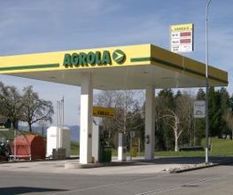 AGROLA Tankstelle in Goldingen, Freistehend und überdacht. Eine Tanksäule. Im Hintergrund Hügelkette und Bäume