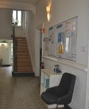 Flur mit Treppenhaus.