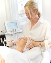 Iwona Habben bei der Gesichtsbehandlung