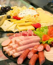 Frischetheke
Die großzügige inhaberbetriebene Frischetheke wird von kompetenten und freundlichen Mitarbeitern geführt, die Sie fachkundig bei Ihrer Auswahl von Fleisch, Käse sowie Wurstwaren beraten.