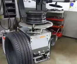 Wir bieten Ihnen den kompletten Reifen und Räderservice d.h. Verkauf, Montage und Einlagerung Ihrer Reifen an.