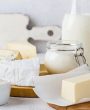 MOLKEREIPRODUKTE
In unserer Abteilung für Molkereiprodukte findest du alles, was dein Herz begehrt: von Joghurt über Pudding und Desserts bis hin zu Milch-Drinks und Käse ist alles dabei.

Unser Sortiment umfasst nicht nur traditionelle Milchprodukte wie Kefir, Trinksauermilch und Quark, sondern auch vegane Alternativen wie veganen Joghurt und Schmalz. Wir haben auch eine große Auswahl an laktosefreien Produkten, um sicherzustellen, dass jeder bei uns fündig wird.