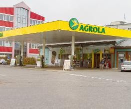 AGROLA Tankstelle in Oberkirch; links ein rotes Gebäude: Tankstelle mit TopShop laden