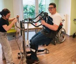 Schüler:innen üben die Transfertechnik.