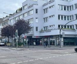 mehrstöckiges Bürogebäude, davor eine Straße.