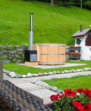 Hotpot aus Lärche (Schweiz) vom Schreiner in bester Qualität. Der Hotpot für Langlebigkeit mit Massage und Sprudel, Sonderanfertigung auf Mass für Wellness draussen Zuhause, der Outdoor-Pool mit Elektroheizung oder für Holz Ofen, Filter, Lärche, Zed