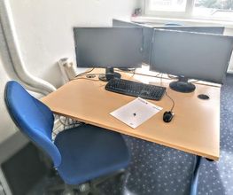 Arbeitsplatzausstattung von einem Teilnehmer, PC Ausstattung, mit Tastatur, Maus, Block und Kugelschreiber