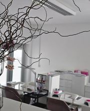 MOÈ Nails & Beauty Freundlicher Salon in Augsburg mit modernen Plätzen für Nagelbehandlungen.