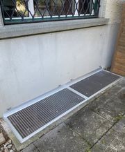 Insektenschutz Meyer GmbH
Lichtschachtabdeckungen vereinfachen Ihr Leben, der Lichtschacht bleibt frei von Dreck, Laub, Insekten und Nagetieren. Auch kombinierbar mit dem Verbau eines grobmaschigen Gewebes für Heizungsräume oder wenn das Gitter befahren werden muss.