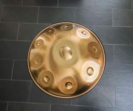 Mit kraftvollem und tiefen Klang stehen die Magical Handpans für Sinnlichkeit. Sie implizieren in ihrer Form und ihren feinen Schwingungen symbolisch das Feminine. Ihr magisches Klangfeld zeichnet sich durch sehr stabile Töne aus.
Du kannst die Magical Handpan im Handpan Showroom Oldenburg ausprobieren und kaufen oder bei www.Handpan.World online bestellen.