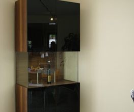 ..Vitrinen werden bei uns gerne mit Glas und schicken Oberflächen kombiniert...