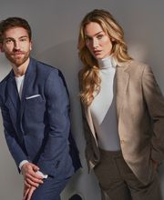 Duo in Flanellanzügen mit Hahnentritt