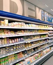 Molkerei Produkte
Bei unseren Molkereiprodukten setzten wir vor allem auf regionale Artikel. Wir bieten Ihnen eine riesige Vielfalt an Käse, Milch, Joghurt oder Aufstrichen. Räucherfisch oder frische Forellen erhalten wir zudem von unserem Fischlieferant.