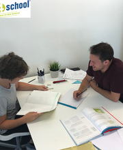 Die Nachhilfelehrerinnen und Nachhilfelehrer der fit4school Rapperswil | Die Nachhilfeprofis nehmen an einem hochwertigen Qualifizierungsprogramm teil und hospitieren bei erfahrenen Lehrkräften.