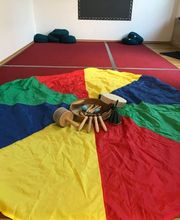Bunter Bewegungsraum mit Schwungtuch - Musikinstrumenten für Kinder - Luft(T)raum Leipzig