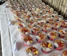 dean&david Catering | Pforzheim - Dessert Buffet mit Smoothie Bowls, Früchten, Granola, Kokosraspeln, Kuchenstücken und Muffins für eine abwechslungsreiche Eventverpflegung.
