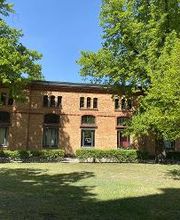 Hinteransicht Office Center mit Wegweiser