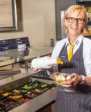 Salatbar
Unsere zwei fleißigen Fachkräfte aus unserer „Schnibbelküche“ richten für Sie jeden Tag unsere sechs Meter lange Salatbar her.

Hier finden Sie frische verschiedene Salate zum Mitnehmen, vom herzhaften Kartoffelsalat bis hin zum Obstsalat.
