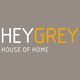 Die Wörter Hey Grey - House of Home in einem grauen Viereck, wobei das Wort Grey gelb und die restlichen Wörter weiß sind.