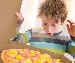 Junge mit MUNDFEIN Pizza